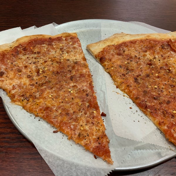 Das Foto wurde bei Luigi&#39;s Pizza von Sage am 9/30/2019 aufgenommen