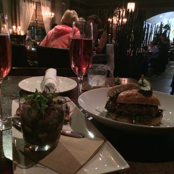 Das Foto wurde bei Red Table Restaurant Huntington Beach von Erika am 5/29/2014 aufgenommen