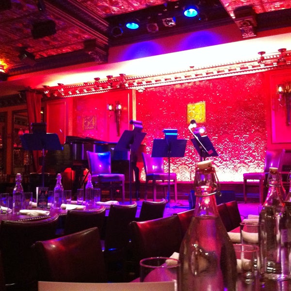 Photo prise au 54 Below par Michael T. le5/4/2013