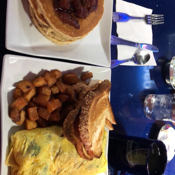 Photo taken at South Street Diner by AK on 3/10/2019
