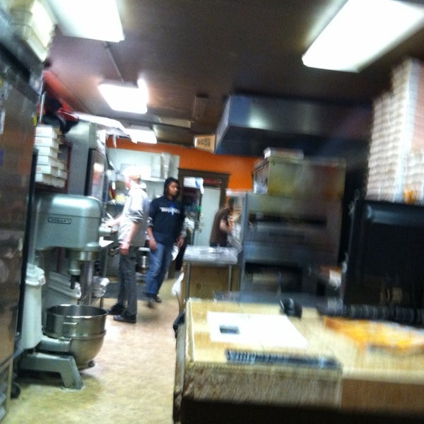 Foto diambil di Denver Pizza Company oleh Marcus G. pada 12/22/2013