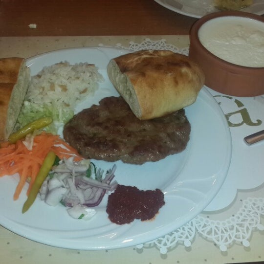 รูปภาพถ่ายที่ Avliya Restaurant โดย G Ö Ź Ď É . เมื่อ 2/6/2015