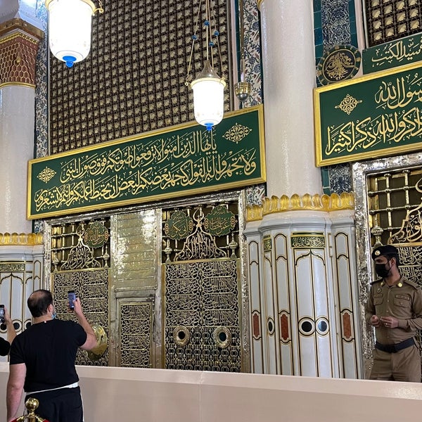Photo taken at قبر الرسول صلى الله عليه وسلم Tomb of the Prophet (peace be upon him) by Abdullah on 12/19/2021
