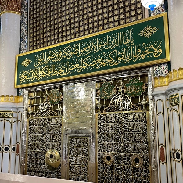 Photo taken at قبر الرسول صلى الله عليه وسلم Tomb of the Prophet (peace be upon him) by Abdullah on 12/19/2021