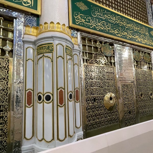 Photo taken at قبر الرسول صلى الله عليه وسلم Tomb of the Prophet (peace be upon him) by Abdullah on 12/20/2021