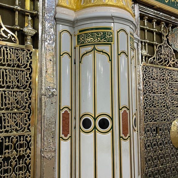 Photo taken at قبر الرسول صلى الله عليه وسلم Tomb of the Prophet (peace be upon him) by Abdullah on 12/20/2021