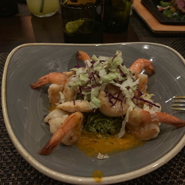 Foto diambil di Maya Modern Mexican Kitchen + Lounge oleh Abdullah pada 6/19/2019