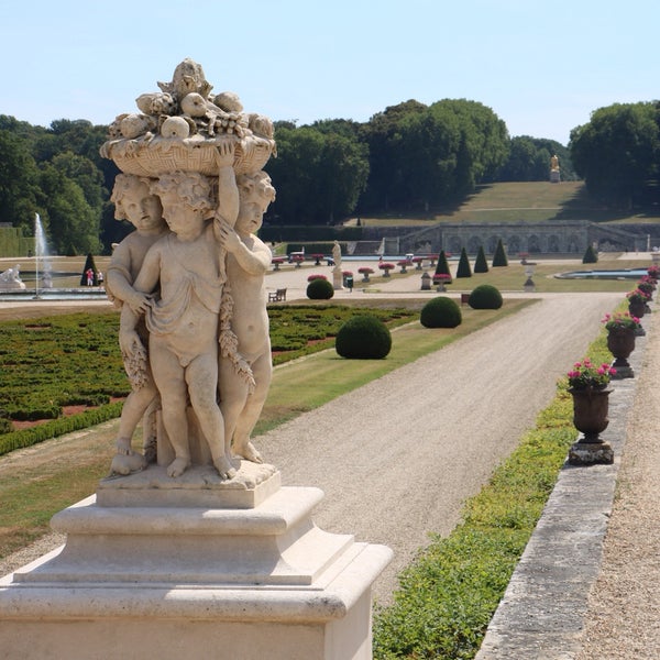 Château fait par Foucault qui permet de profiter d’une magnifique jardin à la française.