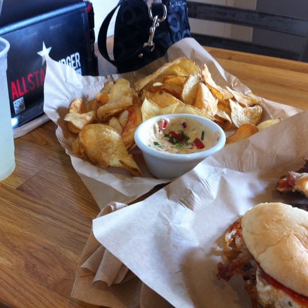 Foto scattata a All Star Burger da Cielo A. il 4/26/2014