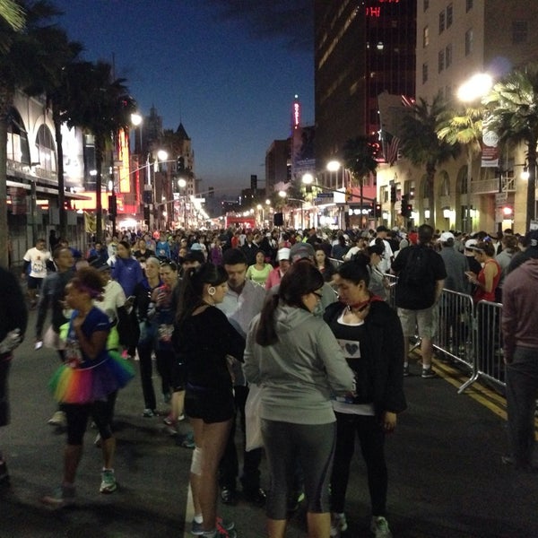 Das Foto wurde bei Hollywood Half Marathon &amp; 5k / 10k von Louie S. am 4/5/2014 aufgenommen