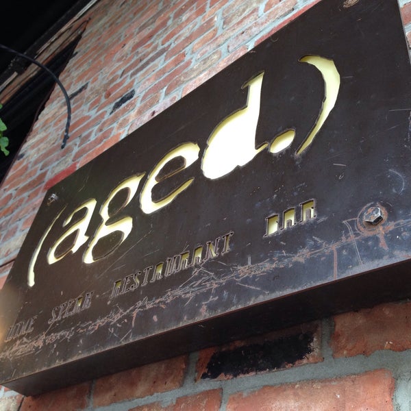 Foto scattata a Aged Restaurant and Bar da Sandra O. il 6/6/2015