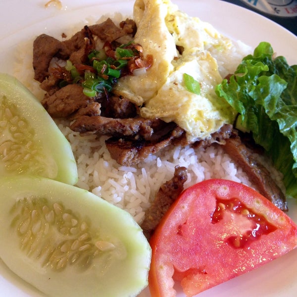 Photo prise au Little Saigon Restaurant par ~Prettyinpinks~ N. le5/4/2013