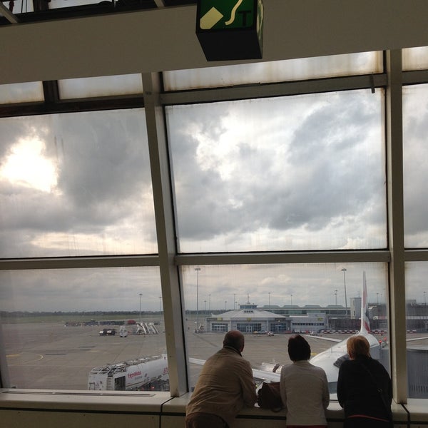 Foto diambil di Flughafen Dublin (DUB) oleh S K. pada 4/20/2013