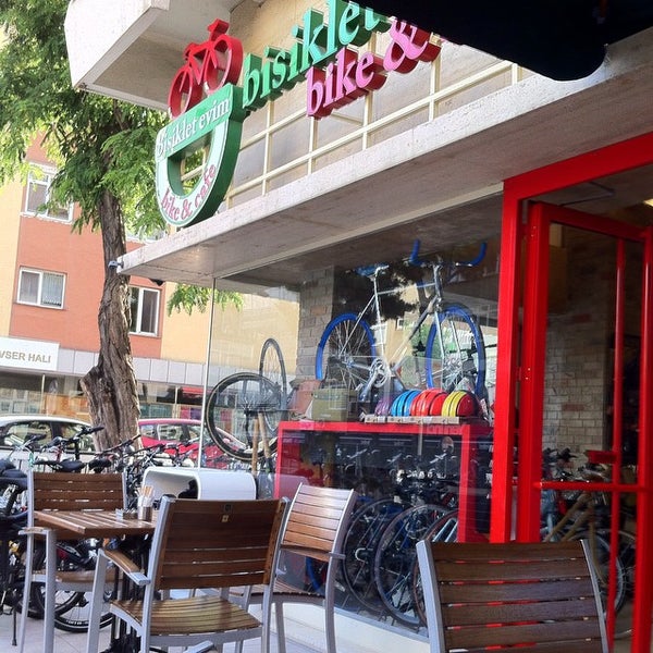 Das Foto wurde bei Bisiklet Evim Bike &amp; Cafe von VOLKAN Y. am 6/28/2015 aufgenommen