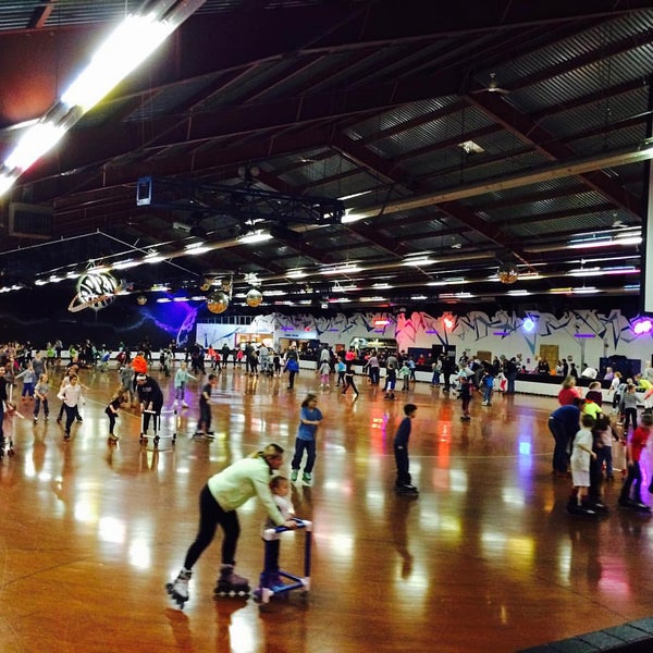 Foto tirada no(a) Orbit Skate Center por Sandra L. em 11/8/2015