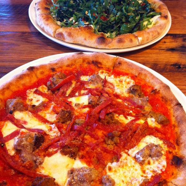 12/1/2013 tarihinde Evelyn S.ziyaretçi tarafından Pizza Cucinova'de çekilen fotoğraf