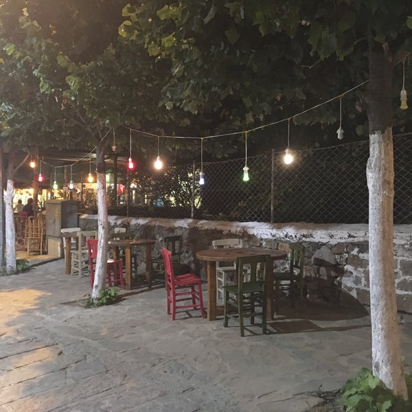 รูปภาพถ่ายที่ GökçeMadaM Sanatevi &amp;Cafe โดย Rojda Ç. เมื่อ 8/2/2017