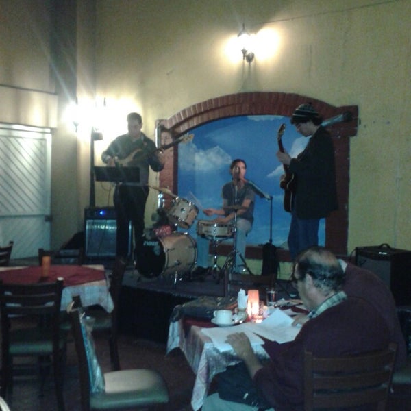 รูปภาพถ่ายที่ La Mandrágora Café + Bar โดย Tierra F. เมื่อ 10/10/2013