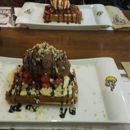 12/9/2013 tarihinde Furkan S.ziyaretçi tarafından Peruu Waffles Coffee'de çekilen fotoğraf