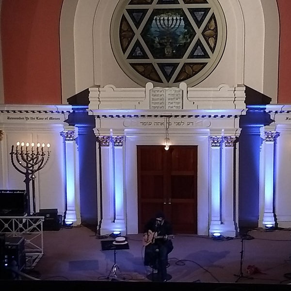 Foto tomada en Sixth &amp; I Historic Synagogue  por Brittany S. el 3/4/2018