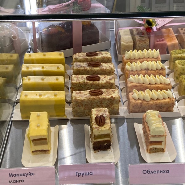 Торты отдел. Карамелька кондитерская. Кондитерская 5 20. 20 пермь. Десерты в пятерке.