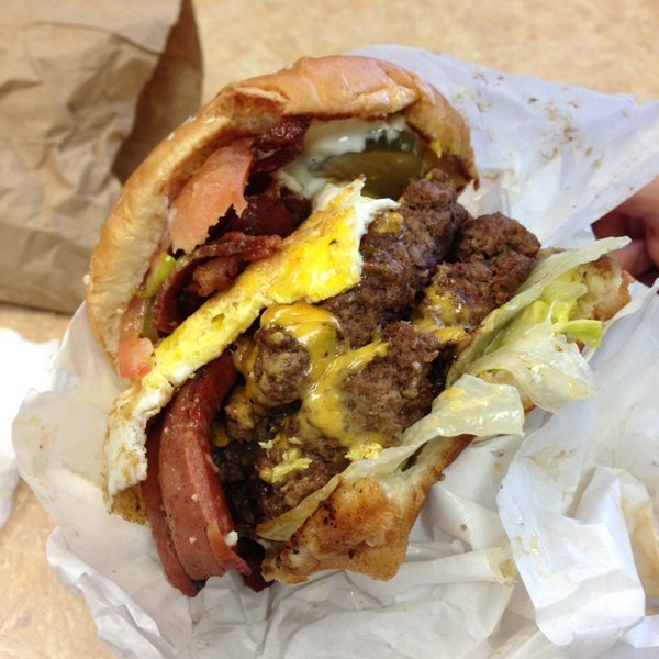 Foto tomada en JNJ Burger Shack  por Fiofio el 4/6/2013