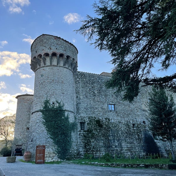 Foto diambil di Castello di Meleto oleh Flávio R. pada 11/23/2022