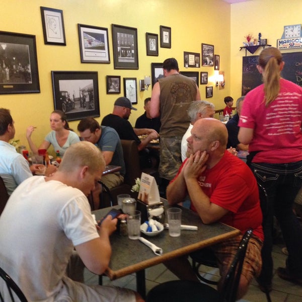 Foto tomada en Bev&#39;s Cafe  por Jesse S. el 7/20/2014