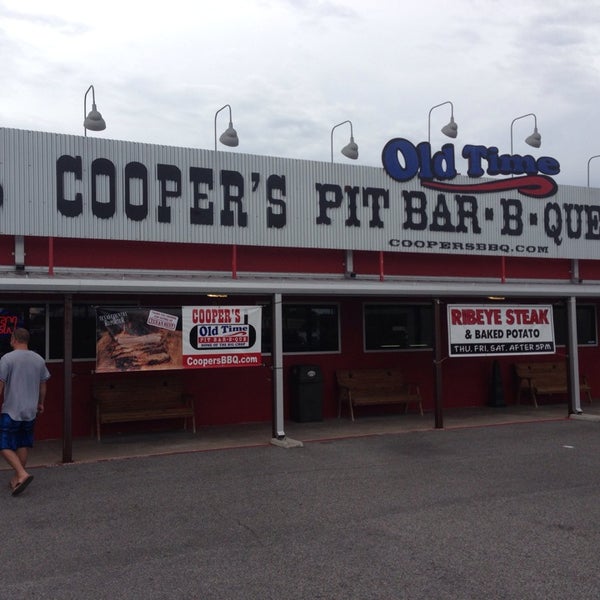 รูปภาพถ่ายที่ Cooper&#39;s Old Time Pit Bar-B-Que โดย Jesse S. เมื่อ 6/9/2013