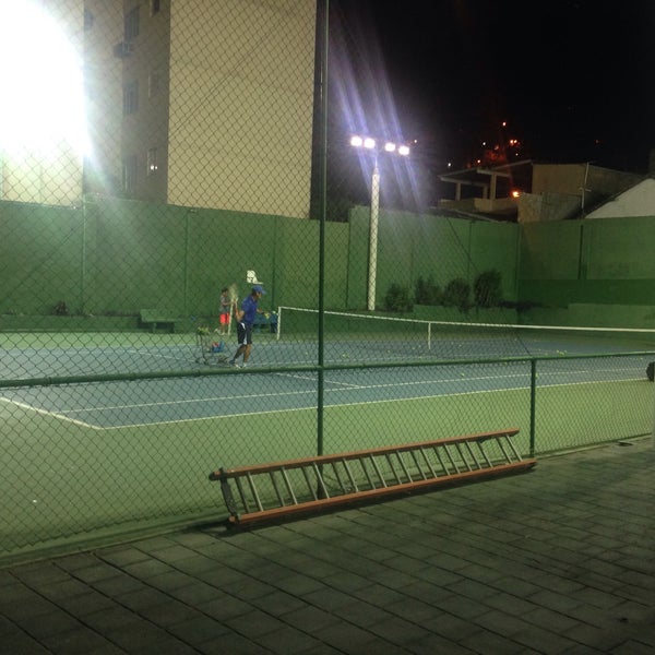 revolution Inflates widow Mello Tênis Clube - Campo da tennis in Penha Circular