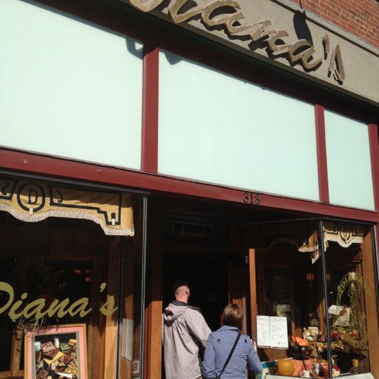 Foto diambil di Diana&#39;s Sweet Shoppe oleh Greg N. pada 11/1/2012