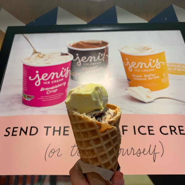 Снимок сделан в Jeni&#39;s Splendid Ice Creams пользователем Monica C. 9/28/2019