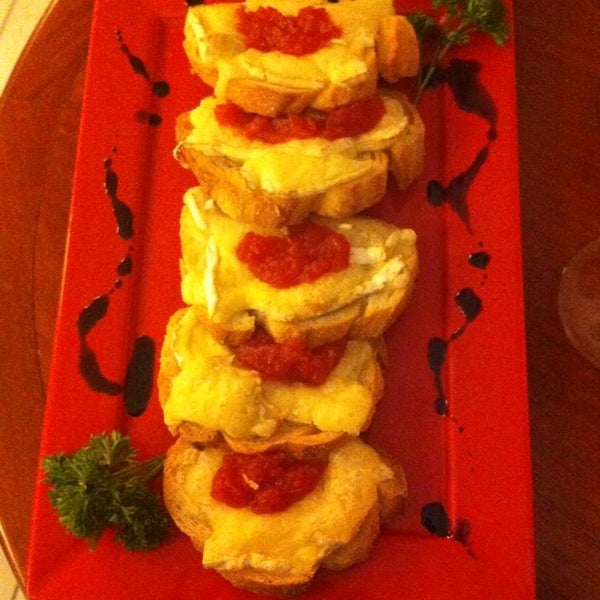 Experimentem as Torradinhas a moda do Chef, pão italiano com queijo Brie e compota de tomates...simplesmente demais !