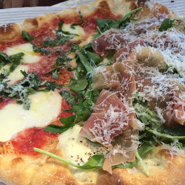 Снимок сделан в Howie&#39;s Artisan Pizza пользователем Junko I. 7/11/2015