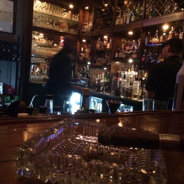 Foto scattata a The Leaf Cigar Lounge da Jonathan T. il 2/20/2014