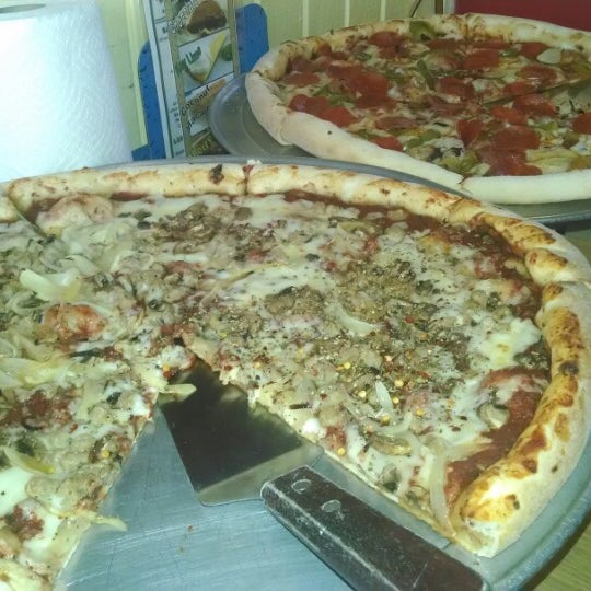 12/5/2013에 Sanibel S.님이 Island Pizza Restaurant에서 찍은 사진