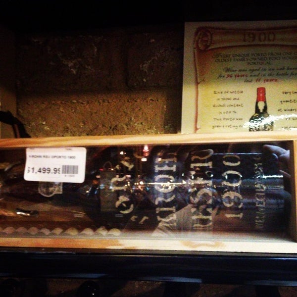 11/11/2013에 Alison S.님이 Holiday Wine Cellar에서 찍은 사진