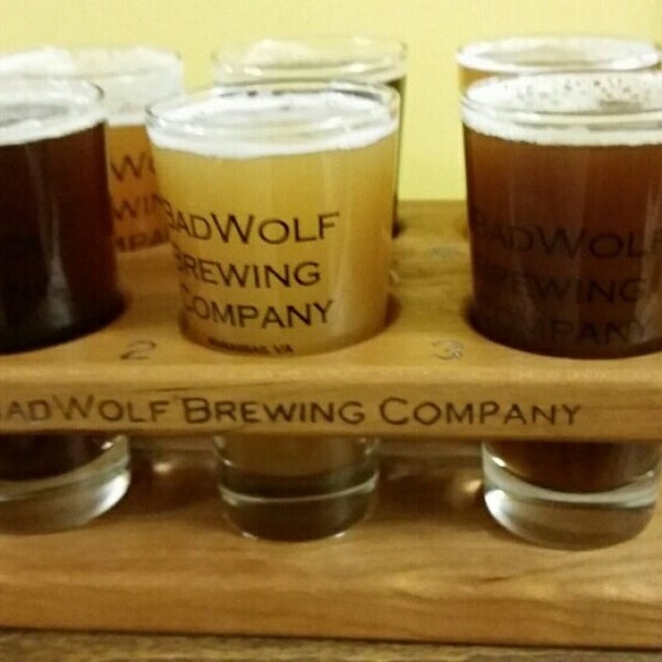 รูปภาพถ่ายที่ BadWolf Brewing Company โดย JB F. เมื่อ 1/17/2015