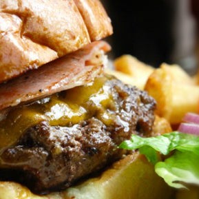 Foto tomada en Americas Burgers &amp; Wraps  por Americas Burgers &amp; Wraps el 6/9/2014