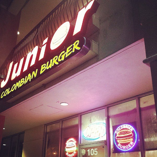 7/20/2013에 Ric E.님이 Junior Colombian Burger - South Kirkman Road에서 찍은 사진
