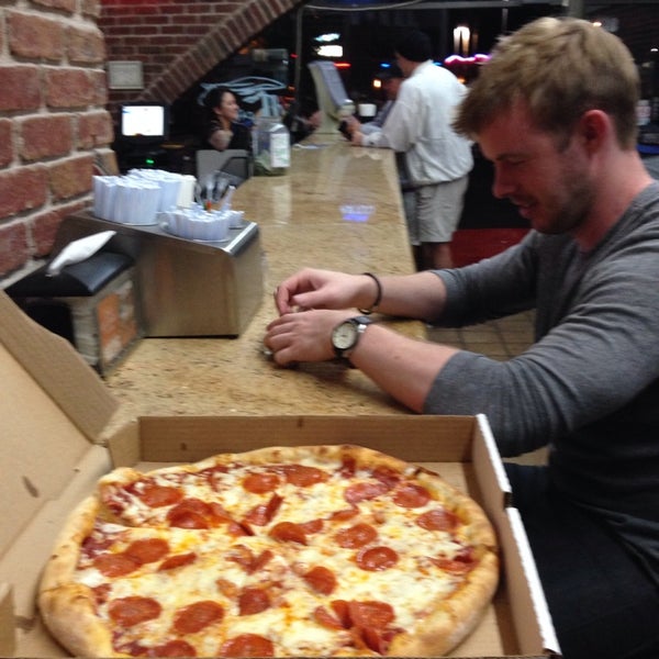 Foto scattata a Gus&#39;s New York Style Pizza da JJ R. il 5/9/2014