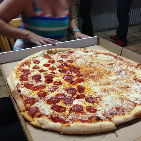 Foto scattata a Gus&#39;s New York Style Pizza da JJ R. il 7/21/2013