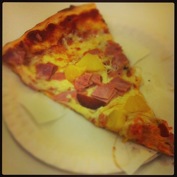 รูปภาพถ่ายที่ The Manhattan Pizza Company โดย jeremy h. เมื่อ 11/2/2013
