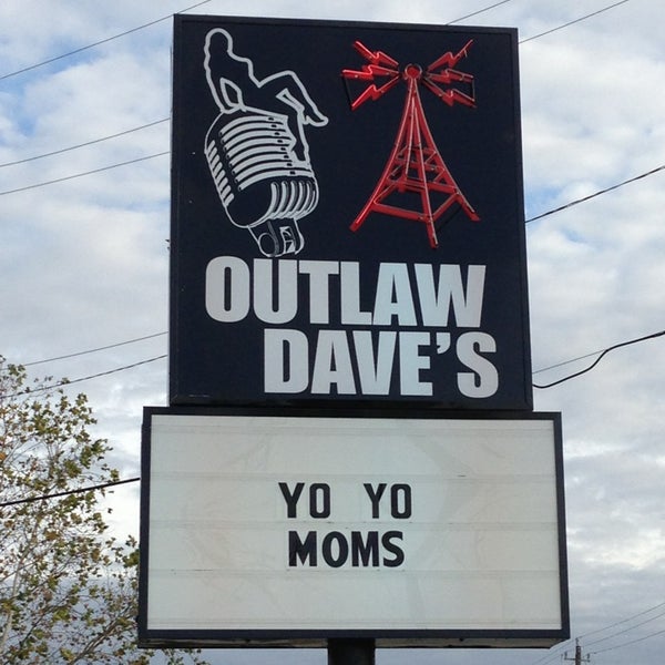 Снимок сделан в Outlaw Dave&#39;s Worldwide Headquarters пользователем Francisco N. 1/13/2013
