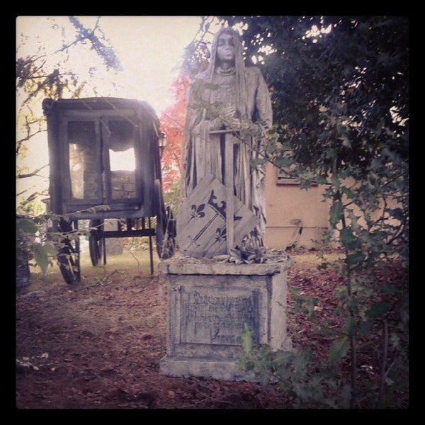 Photo prise au Davis Graveyard Halloween Display par Christopher B. le10/13/2013