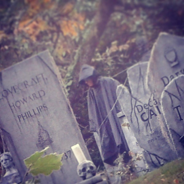 Foto tirada no(a) Davis Graveyard Halloween Display por Christopher B. em 10/14/2013