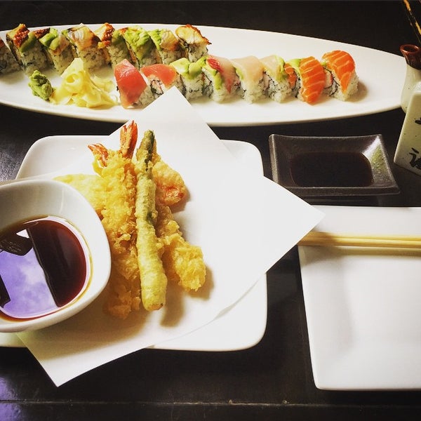Foto tirada no(a) Sushi Damo por Veronica R. em 6/19/2015