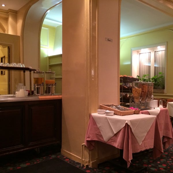 Foto scattata a Hôtel Saint Petersbourg da Алена Х. il 6/18/2014