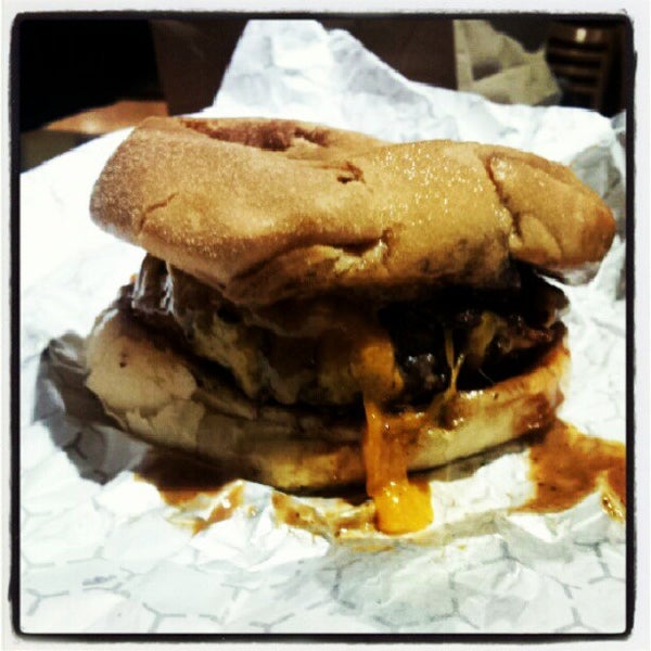 Das Foto wurde bei Burger Brats von Ivan L. am 9/30/2012 aufgenommen