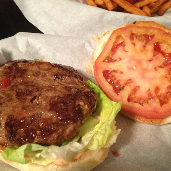 รูปภาพถ่ายที่ Woody&#39;s Burgers โดย Tawmis L. เมื่อ 2/24/2013